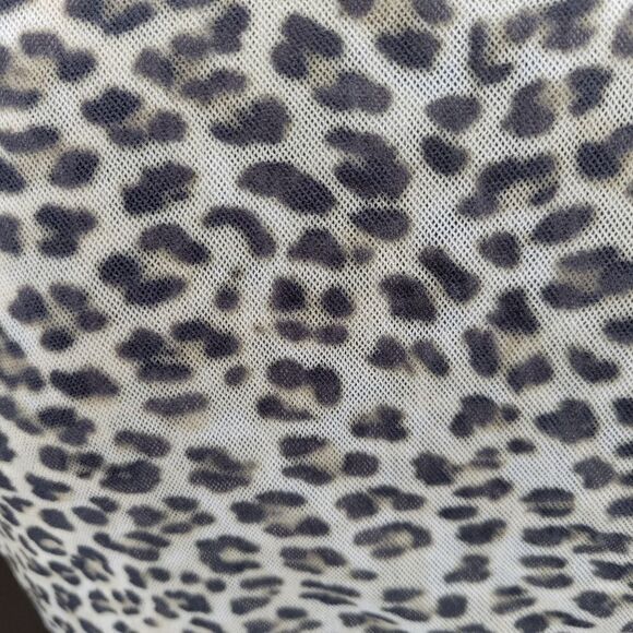 Cache Beautiful Asymmetric animal print blouse. - Picture 7 of 14